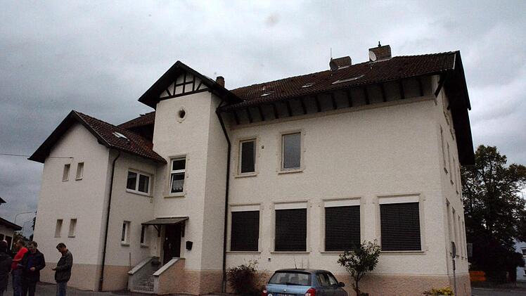 In der ehemaligen Schule in Maroldsweisach bestehen drei Wohnungen, von denen zurzeit nur eine genutzt wird. Der Marktgemeinderat kam überein, in eine der Wohnungen zu investieren, um sie wieder attraktiver zu machen. Fotos: Gerhard Schmidt