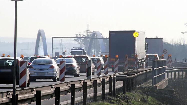 Die Baustelle behindert den Verkehr bis in den Herbst hinein. Den Stau sollte der Fahrer weiträumig umfahren, sonst kann es schon mal bis zu einer Stunde länger dauern.  Foto: Michael Busch