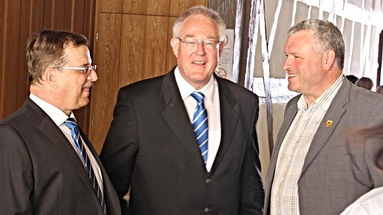 Gemeinsame Erinnerungen aus 50 Jahren Flessabank in Ebern tauschten (von links) aus: Niederlassungsleiter Wolfgang Schreiber, Bankchef Mathias Ritzmann und Bürgermeister Jürgen Hennemann. Foto: Helmut Will