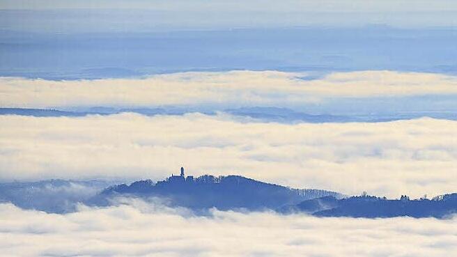 Die Bamberger Altenburg ragt wie ein Alpengipfel aus den Wolken.