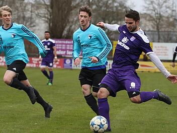 Mit 2:6 verlor die SpVgg Jahn Forchheim (hellblaue Trikots) im Rückspiel gegen den FC Eintracht, es war das erste Spiel nach dem gestellten Insolvenzantrag. Die fehlenden Punkte aus dieser Partien schmerzen dem Jahn nun zusätzlich.  Foto: Baumann