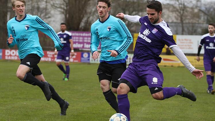 Mit 2:6 verlor die SpVgg Jahn Forchheim (hellblaue Trikots) im Rückspiel gegen den FC Eintracht, es war das erste Spiel nach dem gestellten Insolvenzantrag. Die fehlenden Punkte aus dieser Partien schmerzen dem Jahn nun zusätzlich.  Foto: Baumann