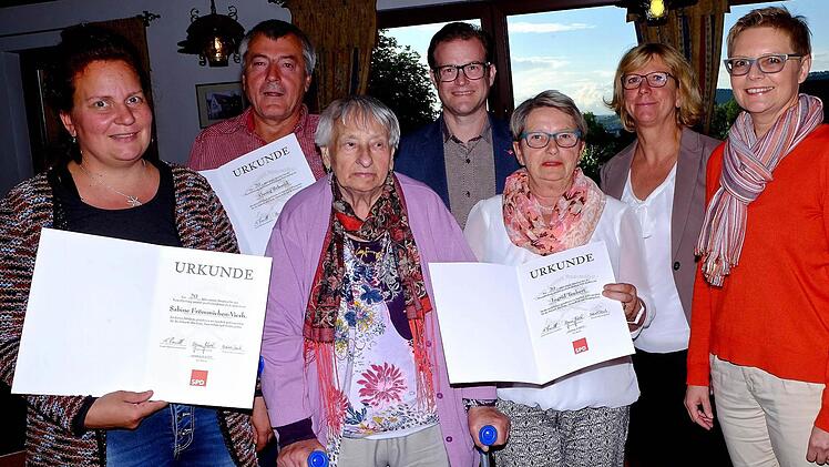 SPD-Ehrungen für 20 Jahre (v. l.): Sabine Frömmichen-Vierheilig (20), Gregor Schmid (20), Helene Hereth (20), Vorsitzender Norbert Schaub, Ingrid Teubert (20), 3. Bürgermeisterin Rita Schaup und MdB Sabine Dittmar.  Foto: Gerd Schaar