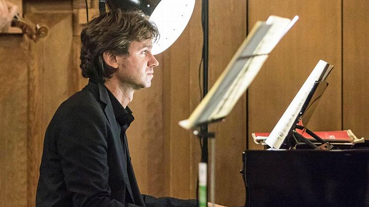 Impressionen vom Rathauskonzert in Neustadt mit Teilnehmern eines Meisterkurses für Violine:: Klavierbegleiter Julian Riem.Foto: Jochen Berger