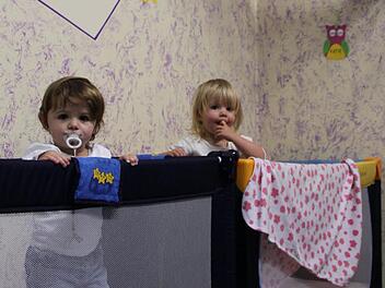 Mittagsschlaf: Ennie (vorne) und Katie besuchen die Krippe im Kindergarten Regenbogenland. Foto: Ulrike Müller