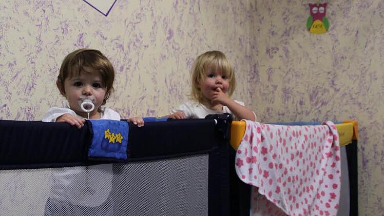 Mittagsschlaf: Ennie (vorne) und Katie besuchen die Krippe im Kindergarten Regenbogenland. Foto: Ulrike Müller
