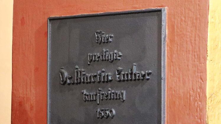 Diese Gedenktafel in St. Georg erinnert an Martin Luthers Predigt in Neustadt am KArfreitag des Jahres 1530.