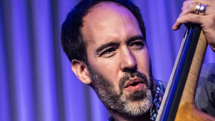 Der Pianist Omer Klein und der Kontrabassist Haggai Cohen-Milo gastiert erstmals in Coburg. Mit einem umjubelten Duoabend eröffneten sie die neue Saison von "Leise am Markt".Foto: Jochen Berger