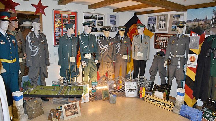 Ein Haus voll mit Uniformen aus aller Welt: Bei Manfred Greck in Ostheim dominiert das Militärische im Wohnhaus. Foto: Hanns Friedrich