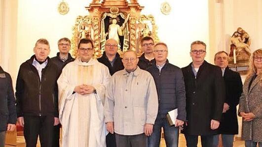 Die alte und neue Kirchenverwaltung in Moggast (von links): Georg Knoll, Helmuth Müller, Ulrich Angermeier, Florian Stark, Thomas Kormann, Heinrich Backer, Michael Vogler, Heinrich Müller, Friedrich Wölfel, Andreas Dragon und Hedi Hack Foto: Sabine Hümmer
