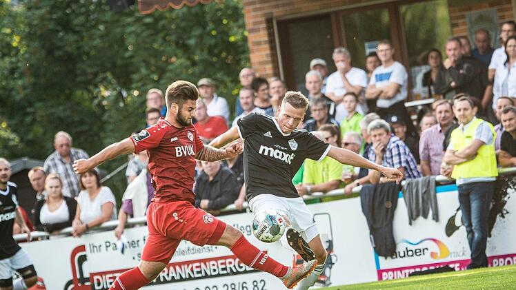 Matthias Hacker ist eher am Ball als der Würzburger Dominic Baumann. Foto: Alexander Muck