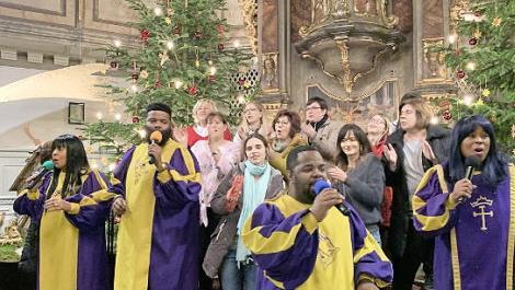 Die Glory Gospel Singers verzauberten ihr Publikum in Michelau. Einige Zuhörer durften sogar " Oh happy day" mitsingen.  Foto: Karin Sträßner