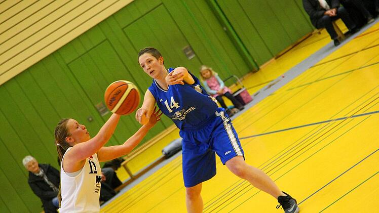 Basktballerin Mietnje Krüger (rechts) sagt von sich, dass sie eine Befürworterin der Corona-Maßnahmen der Regierung sei. Doch warum der Landkreis Kulmbach die Sportvereine so lange von den Hallen aussperrte, leuchtet ihr nicht ein. Foto: Archiv / Monika Limmer