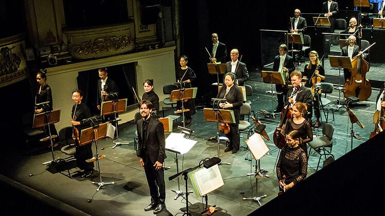 "Licht und Schatten" lautete das Motto beim 2. Sinfoniekonzert des Landestheaters Coburg. Das Philharmonische Orchester spielte unter der Leitung von Johannes Braun.Foto: Jochen Berger
