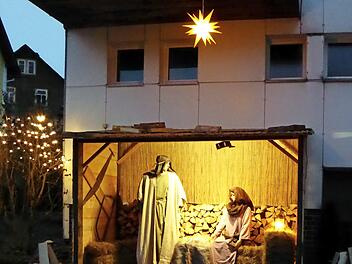 Im Hof des Gasthauses "Possecker" in Tettau steht eine Weihnachtskrippe mit lebensgroßen Figuren.  Foto: Heike Schülein