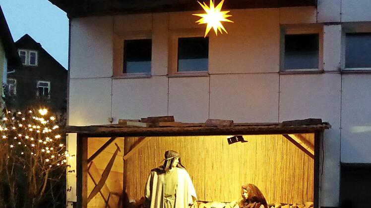 Im Hof des Gasthauses "Possecker" in Tettau steht eine Weihnachtskrippe mit lebensgroßen Figuren.  Foto: Heike Schülein