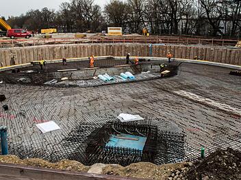 In der Globe-Baugrube sind Arbeiter mit der Armierung beschäftigt, die Voraussetzung ist für das Gießen der Stahlbetonplatte. Im Vordergrund: Blick auf einen der beiden künftigen Aufzugsschächte.Foto: Jochen Berger