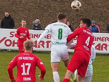 Überall war der Ball in Aubstadt, nur den Weg ins Tor wollte das Spielgerät nicht finden. Foto: Jürgen Schmitt