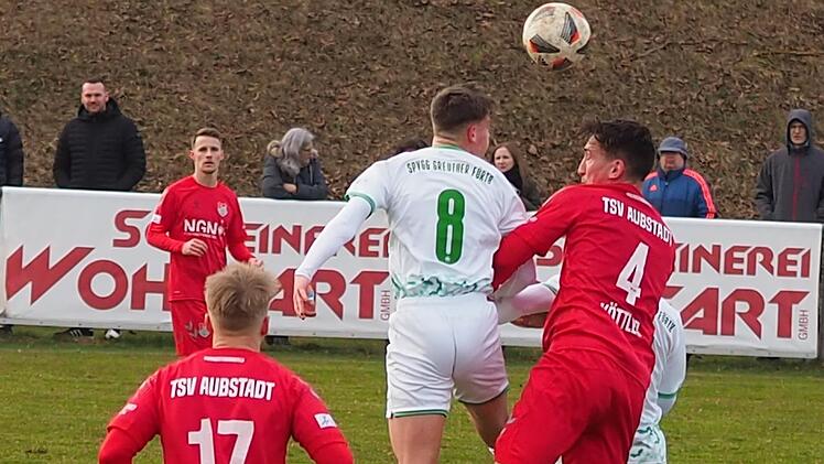 Überall war der Ball in Aubstadt, nur den Weg ins Tor wollte das Spielgerät nicht finden. Foto: Jürgen Schmitt