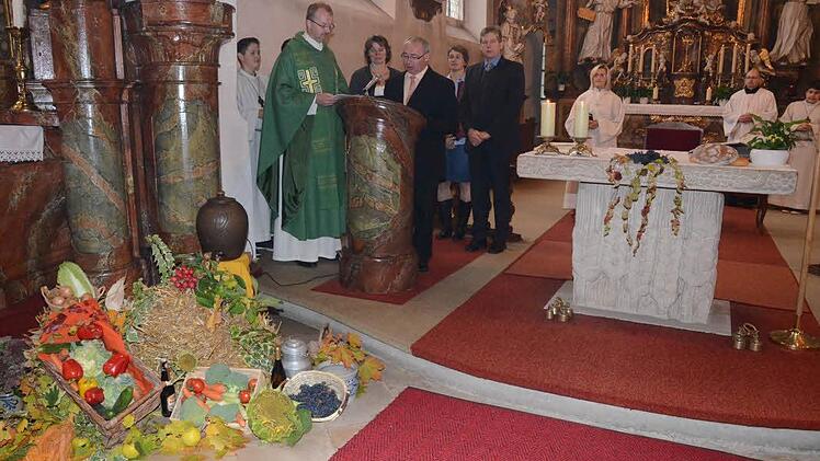 In der Klosterkirche fand der Gottesdienst zum Kreiserntedankfest statt, den Pfarrer Thomas Teuchgräber (2.v.l.) zelebrierte. Die Fürbitten sprachen, ab 3.v.l. Kreisbäuerin Rosa Zehnter, Kreisobmann Erwin Schwarz, stellvertretende Kreisbäuerin Marina Herr und stellvertretender Kreisobmann Klaus Siegelin.  Fotos: K.-H. Hofmann