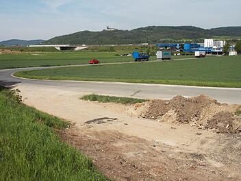 Das verkehrstechnisch gut gelegene Gebiet am Kreuz A 73/B 173 will Lichtenfels zu einem Gewerbegebiet machen. Dafür wurden sogar neue Grenzen mit Bad Staffelstein beschlossen. Die Grundstücke will sich die Stadt mithilfe einer Umlegungsanordnung sichern.  Foto: Andreas Schmitt