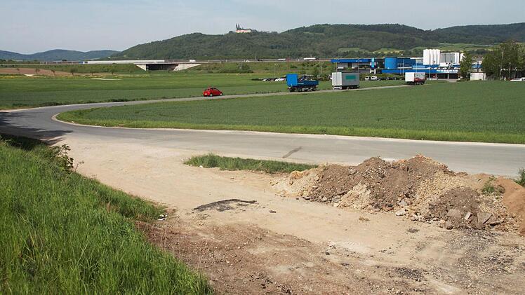 Das verkehrstechnisch gut gelegene Gebiet am Kreuz A 73/B 173 will Lichtenfels zu einem Gewerbegebiet machen. Dafür wurden sogar neue Grenzen mit Bad Staffelstein beschlossen. Die Grundstücke will sich die Stadt mithilfe einer Umlegungsanordnung sichern.  Foto: Andreas Schmitt