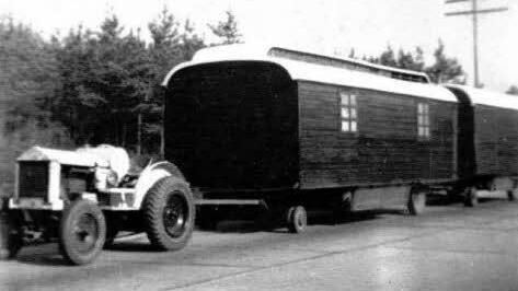 Mit Traktoren wurden früher die Wagen der Schausteller zum Festplatz gezogen  Foto: privat