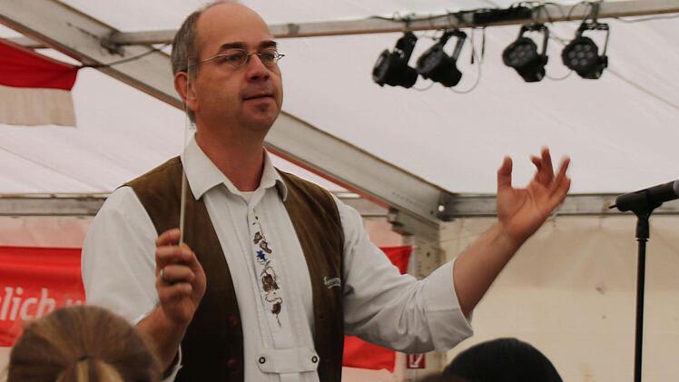 Impressionen vom Coburger "Lokalklang" am Sonntag: Markus Hollstein dirigiert die Blaskapelle MeederFoto: Jochen Berger
