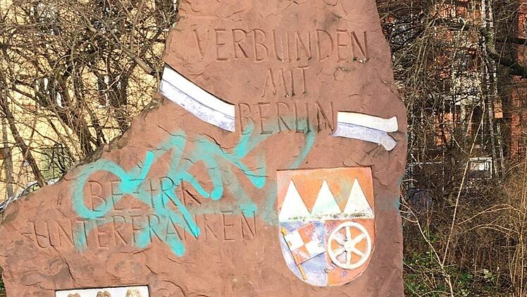 Schon bessere Tage gesehen hat der vor fast 20 Jahren gesetzte Gedenkstein im Kissingen-Viertel. Foto: Jürgen Schmitt