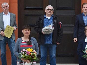 Dienstjubiläen und Verabschiedung (von links): 1. Reihe: Karola Ebert, Gertrud Phelps, Elke Pflaum, Heike Werner (Personalrat); 2. Reihe: Waldemar Sperber, Thomas Dötsch, Klaus Keller, Bürgermeister Tobias Ehrlicher, Klaus Sommer. Es fehlt Clemens Koropecki.  Foto: Thea Liebermann
