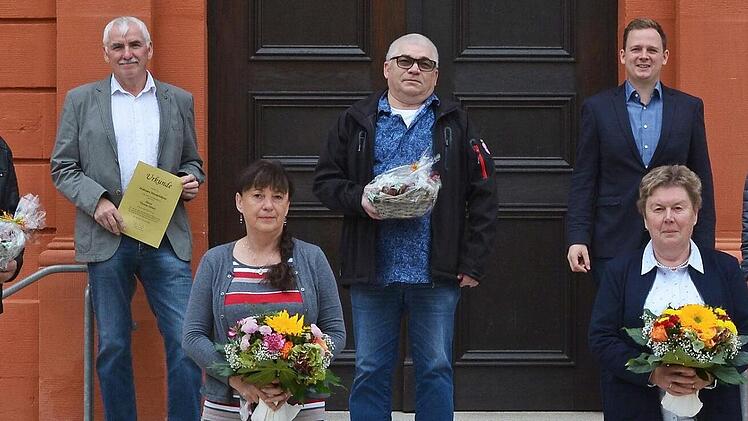 Dienstjubiläen und Verabschiedung (von links): 1. Reihe: Karola Ebert, Gertrud Phelps, Elke Pflaum, Heike Werner (Personalrat); 2. Reihe: Waldemar Sperber, Thomas Dötsch, Klaus Keller, Bürgermeister Tobias Ehrlicher, Klaus Sommer. Es fehlt Clemens Koropecki.  Foto: Thea Liebermann
