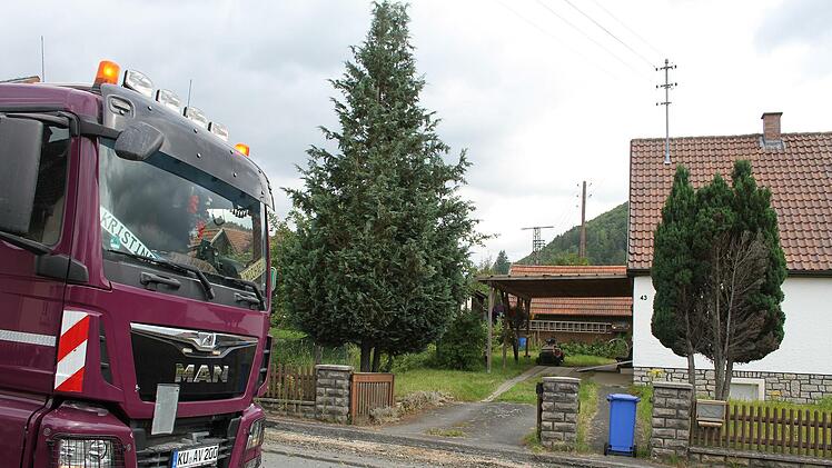 Der alte Belag wird abgetragen und mit dem Lkw abtransportiert. Alle paar Minuten, wenn der Lkw ein Stück nach vorne fahren soll, wird gehupt - für die Anwohner ist dies nervend. Foto: Sonny Adam