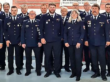 Der neu gewählte Verbandsausschuss des Kreisfeuerwehrverbandes Kulmbach (v. l.): Jörg Geyer, stlv. Vorsitzender KBI Yves Wächter, Landrat Klaus Peter Söllner, Michael Hain, Matthias Angermann, Florian Will, KBI Fritz Weinlein, KBM Marco Rödel, KBR...