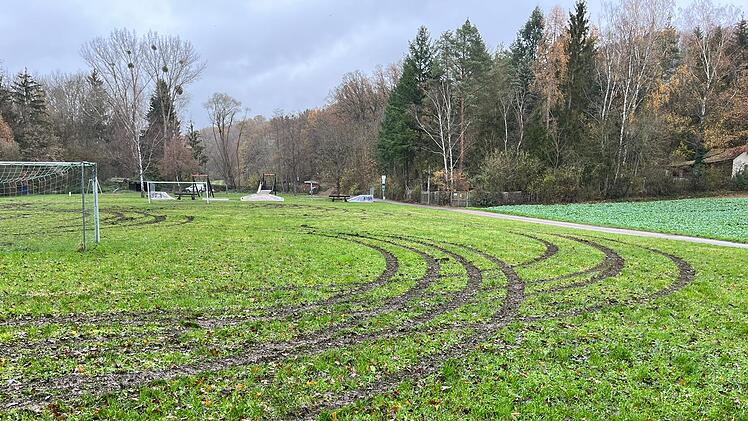 Zeil am Main: Unbekannte Vandalierer driften über Spielplatz - "Ist eine Schweinerei"