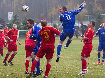 Der FSV Ziegelerden (in Fischbach) und der SV Rothenkirchen (gegen Steinbach) bestreiten morgen ihr jeweils vorletztes Spiel vor der Winterpause. Foto:  Heinrich Weiß