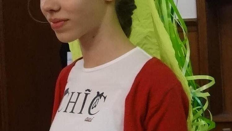 Die 13-jährige Marie hat sich beim Workshop einen stylischen Hochzeitshut gebastelt.