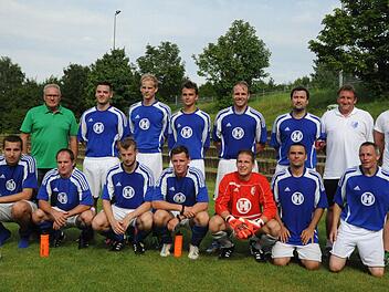 Gratulation an den FC 06 Bad Kissingen zur Stadtmeisterschaft (hinten, von links): Thomas Leiner, Vorsitzender des SV Garitz, mit Stefan Gerndt, Christian Ament, Leo Werner, Florian Schultheiss, Mario Wirth, Physio Carsten Hack und Co-Trainer Rainer Metz sowie (vorne, von links): Adnan Hamzic, Christian Laus, Maxi Wehner, Nico Limpert, Florian Rottenberger, Waldemar Bayer und Jürgen Werner.