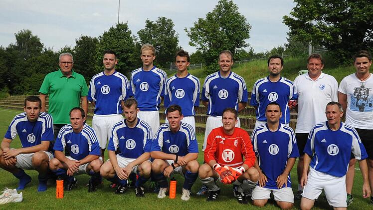 Gratulation an den FC 06 Bad Kissingen zur Stadtmeisterschaft (hinten, von links): Thomas Leiner, Vorsitzender des SV Garitz, mit Stefan Gerndt, Christian Ament, Leo Werner, Florian Schultheiss, Mario Wirth, Physio Carsten Hack und Co-Trainer Rainer Metz sowie (vorne, von links): Adnan Hamzic, Christian Laus, Maxi Wehner, Nico Limpert, Florian Rottenberger, Waldemar Bayer und Jürgen Werner.