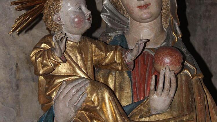 Die Gugel-Madonna, eine Holzskulptur, die um 1460 entstanden ist.
