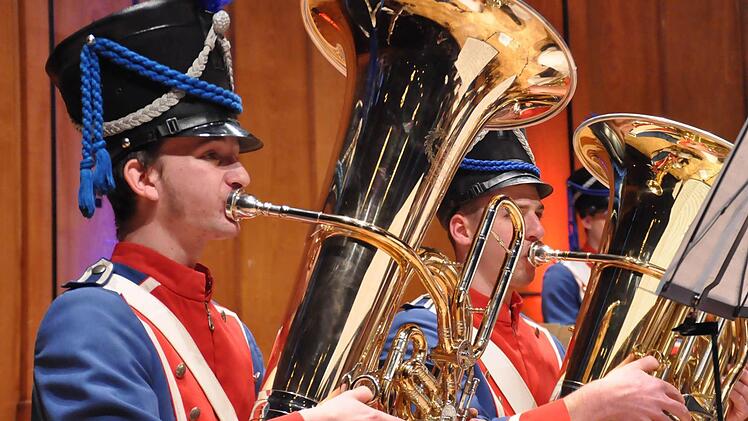 Keine leichte Aufgabe und Ansporn zu Höchstleistung für Lukas Beinhauer und Simon Hammer. Waren sie die einzigen Bassisten, die das Jugendmusikkorps der Stadt Bad Kissingen vorweisen konnte.