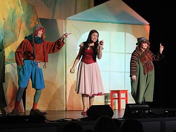 Die Zwerge waren einfach nur witzig: auch wenn immer nur zwei Zwerge zu sehen waren - Sabine Hennig und Franziska Langer. Beide sorgten auch als Hofdamen für so manchen Lacher beim Musical "Schneewittchen", gespielt von Julia Anne Fries (Mitte). Foto: Sonja Adam