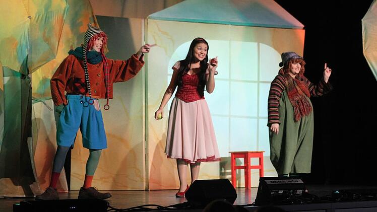 Die Zwerge waren einfach nur witzig: auch wenn immer nur zwei Zwerge zu sehen waren - Sabine Hennig und Franziska Langer. Beide sorgten auch als Hofdamen für so manchen Lacher beim Musical "Schneewittchen", gespielt von Julia Anne Fries (Mitte). Foto: Sonja Adam