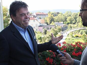 Hotel-Chef Christian Weghofer (links) präsentiert den Blick vom Kaiserhof aus auf den Luitpoldpark. Im Hintergrund führt der Saale-Steg in Luitpoldbad. Foto: Robert Huger