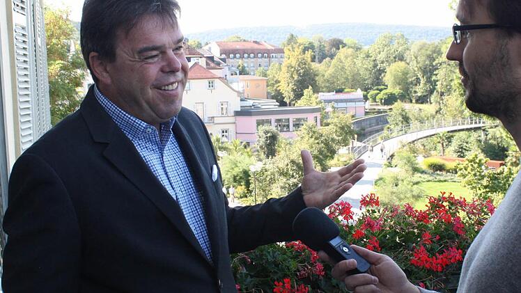 Hotel-Chef Christian Weghofer (links) präsentiert den Blick vom Kaiserhof aus auf den Luitpoldpark. Im Hintergrund führt der Saale-Steg in Luitpoldbad. Foto: Robert Huger