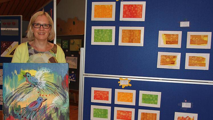 Kindergartenleiterin Bettina Roder zeigte sich stolz auf die Vernissage im Kindergarten: Die Kunstwerke der Nachwuchs-Künstler wurden übrigens verkauft