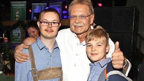 Bürgermeister Wolfgang Beiergrößlein wurde beim Bieranstich von Michael aus Mitwitz (li.) und seinem Sohn Jannik unterstützt.  Foto: Andreas Schmitt