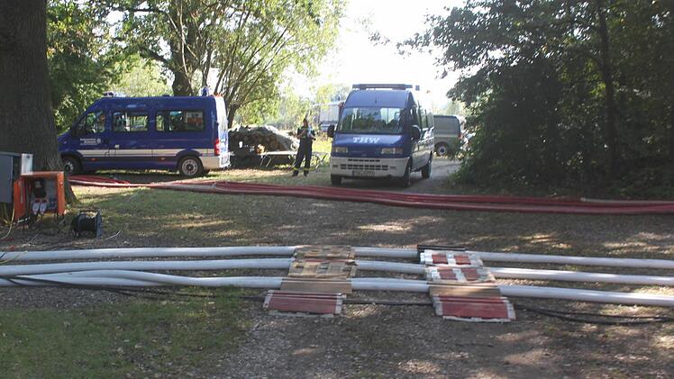 Das THW hat Schlauchleitungen vom Main zum Westsee verlegt. Foto: Matthias Einwag