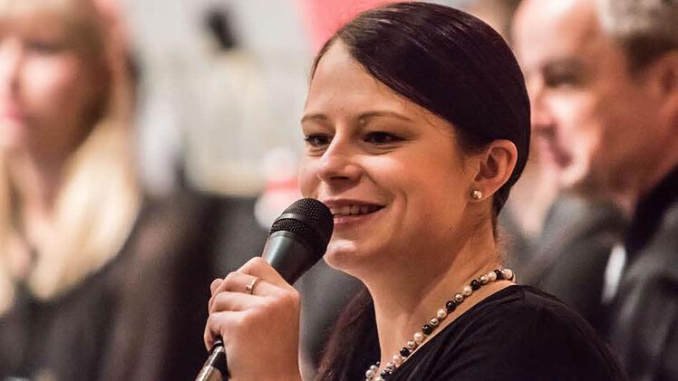 Vorsitzende Lisa Budewitz beim Jahreskonzert des Musikvereins MeederFoto: Jochen Berger