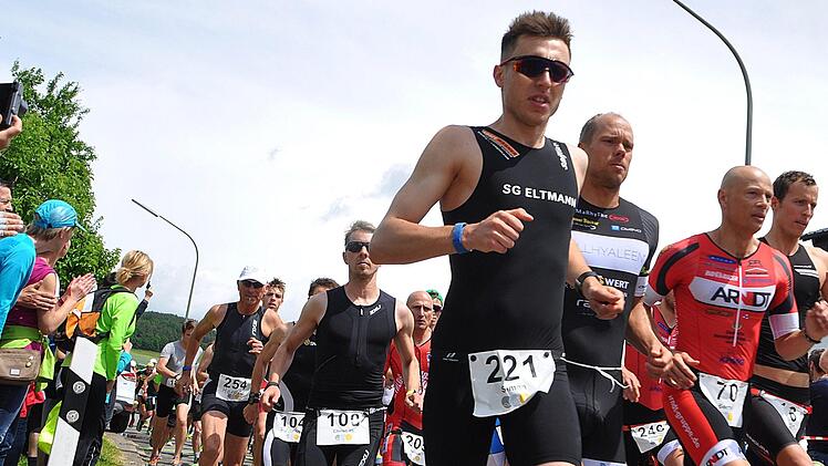 Direkt nach dem Start sind die späteren Sieger Bernd Hagen (Kurzdistanz/Zweiter von rechts) und Hendrik Becker (Dritter von rechts) schon ganz vorne dabei. Foto: Karl Heinz Weber