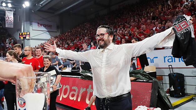 Klatschnass und dennoch bestens gelaunt: Maestro Andrea Trinchieri Fotos: Daniel L&ouml;b